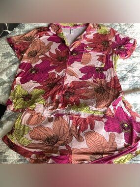 Joyspun Floral Short Sleeve Women's Top in Pink & Fuchsia size large